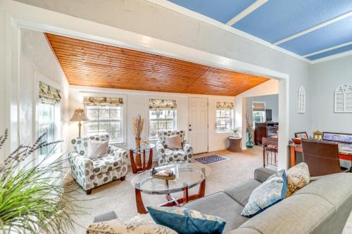 Spavinaw House | Historic Cabin w/Yard: 1 Mi to Lake Spavinaw!