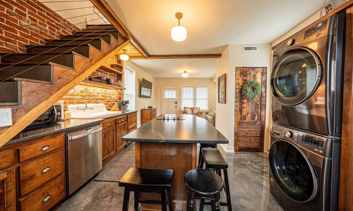 Jefferson City Cottage | Historic Carriage House in Jefferson City Near Capitol & Old Penitentiary