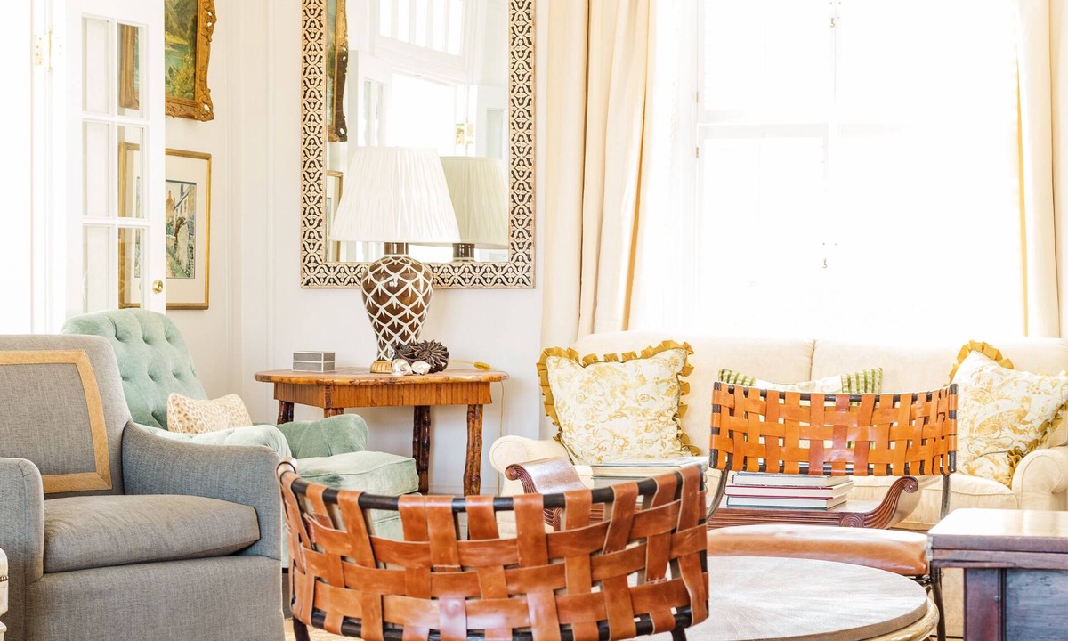Peakland House | Historic Charm on Colonial Court