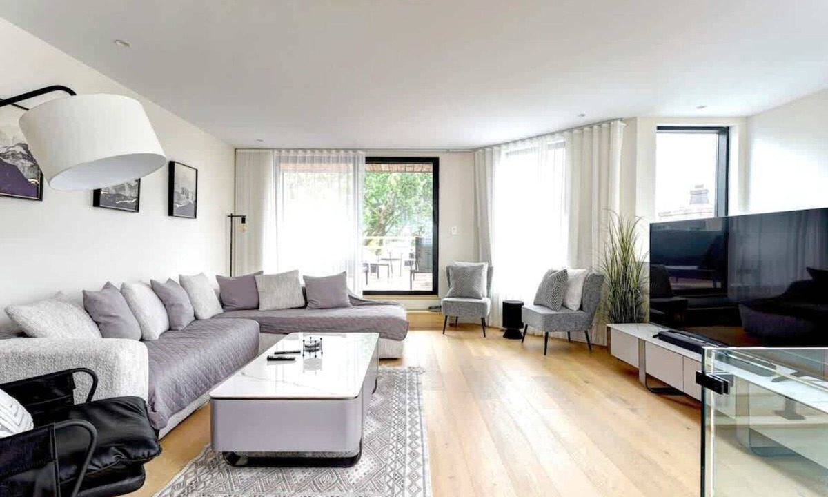 Plateau Mont Royal Apartment | Historic Charm Overlooking Parc Lafontaine!