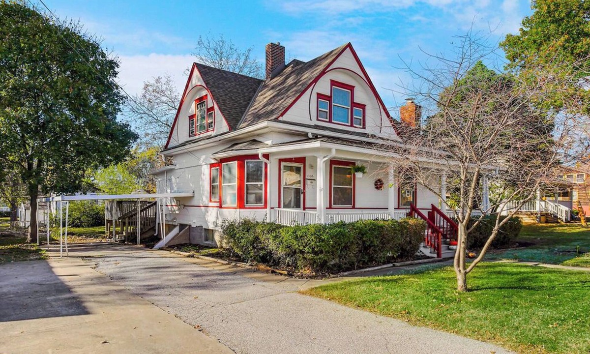 Grandview House | Historic Charm: Spacious 4BR Retreat Sleeps 11