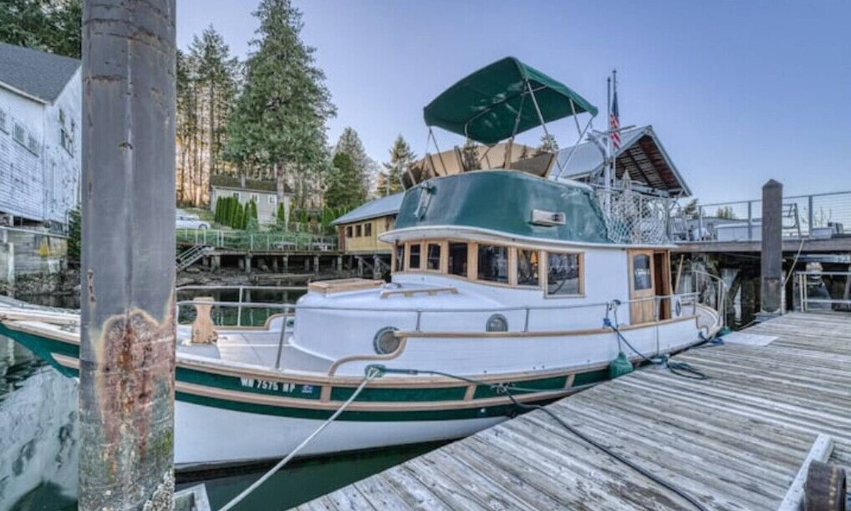 Gig Harbor Boat Rental | Historic Charming Boat in Downtown Harbornn