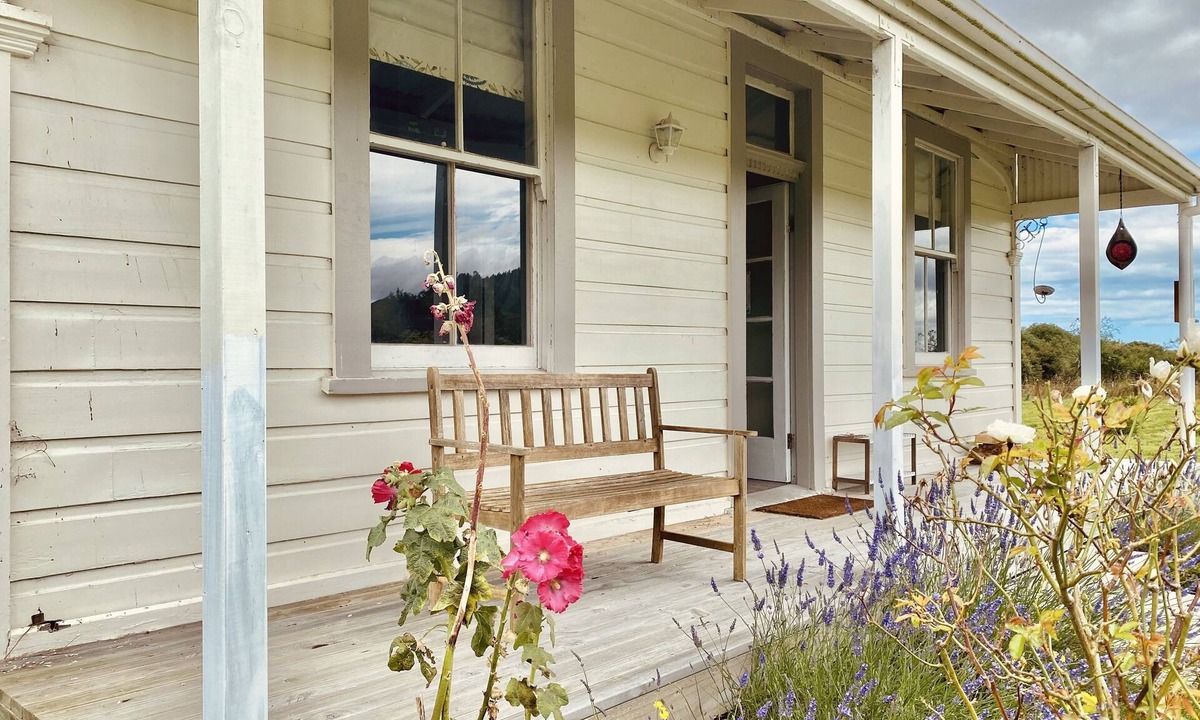 Manakau Cottage | Historic cottage in peaceful rural setting