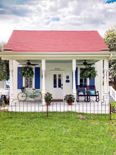 Round Rock Original Plat House | Historic Cottage in Round Rock TX CozyYard, WiFi