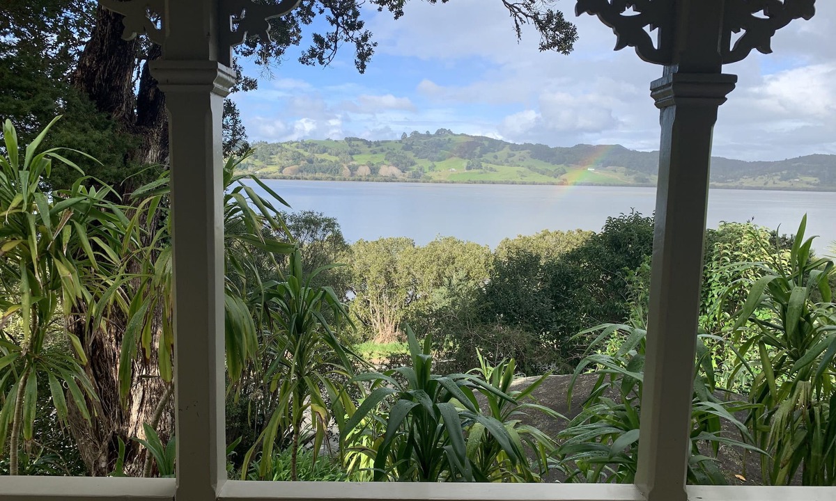 Kohukohu House | Historic cottage with harbour views