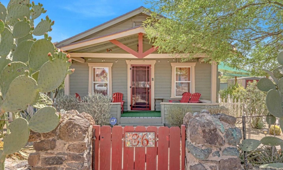 Menlo Park House | Historic Craftsman Charm | Fire Pit | Pet Friendly