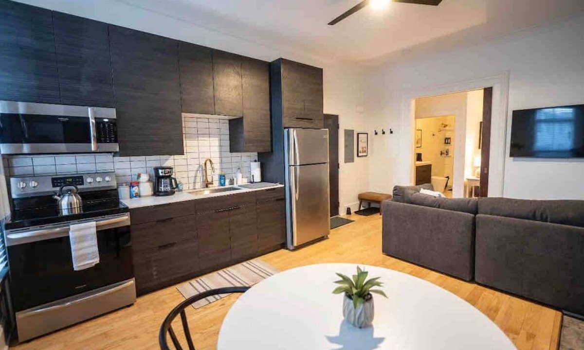 Corn Hill Apartment | Historic Cute Cornhill King Perfect for Long stays