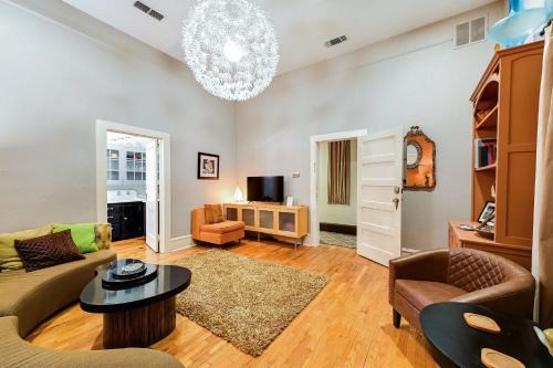 Decatur Apartment | Historic Decatur Apt w/City Square Views