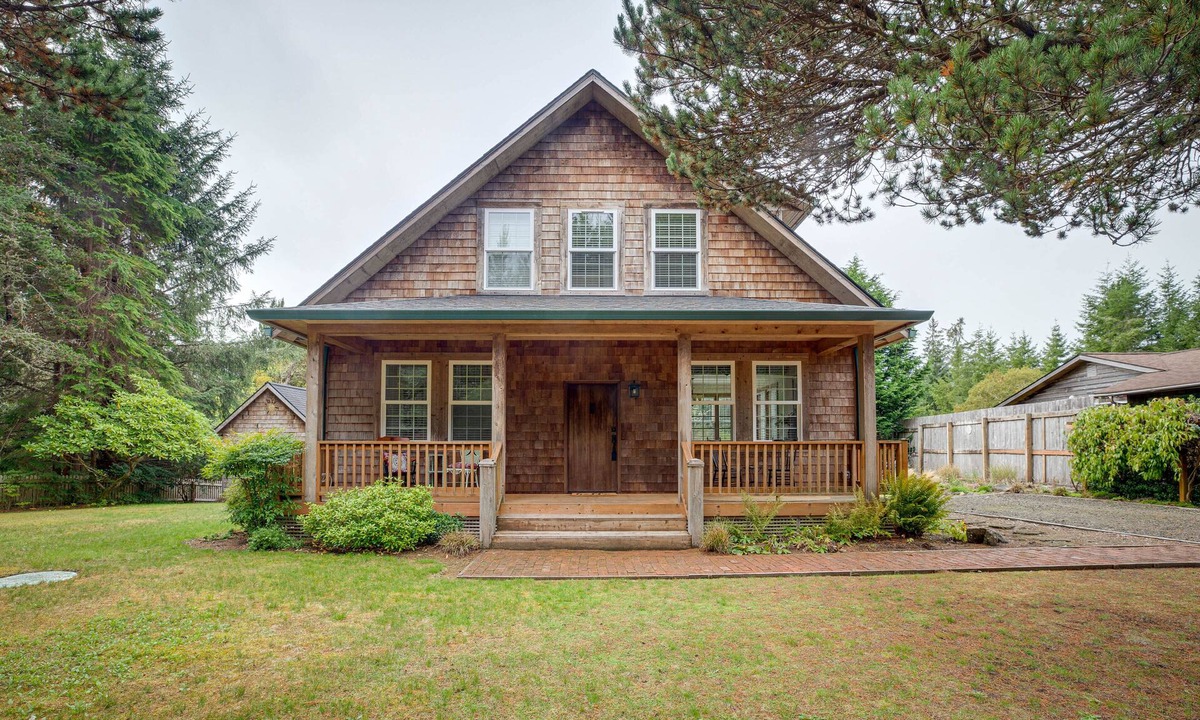 Ocean Park House | Historic District Home - Walk to Willapa Bay!