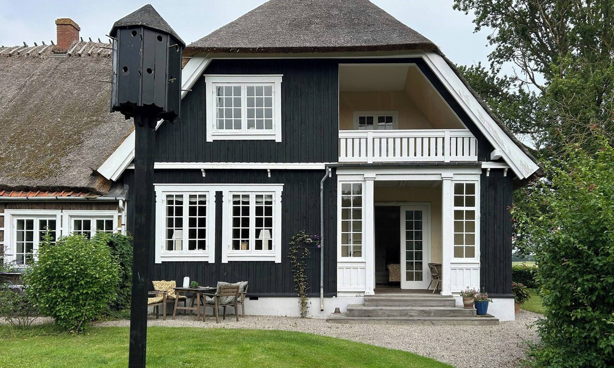 Nykobing Falster House | Historic doctor's residence by Corselitze forests