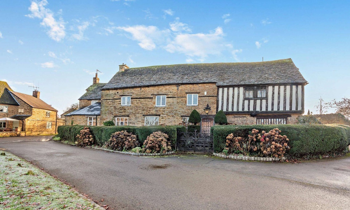 Middleton Cheney Cottage | Historic dog friendly holiday home with indoor pool and sauna - The Court House