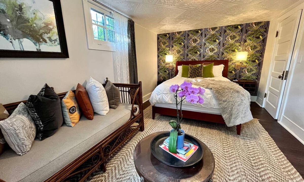 Laurelhurst Condo | Historic Dougan Suites : Suite 1