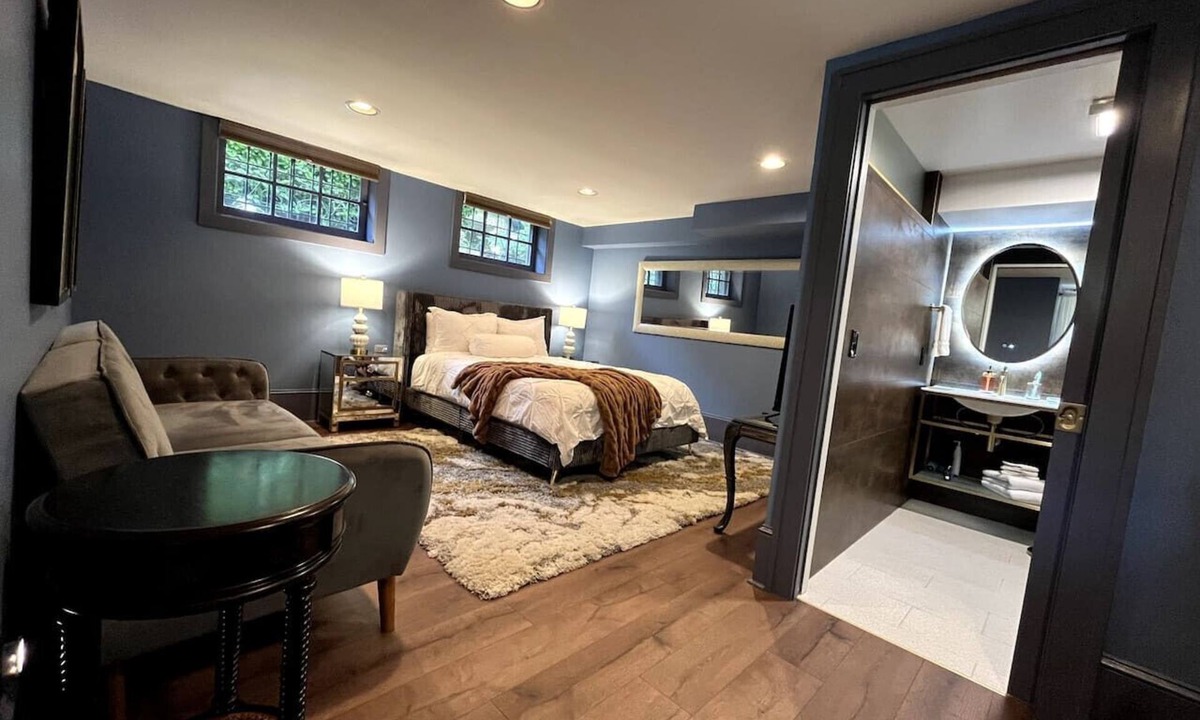 Laurelhurst Condo | Historic Dougan Suites: Suite 3