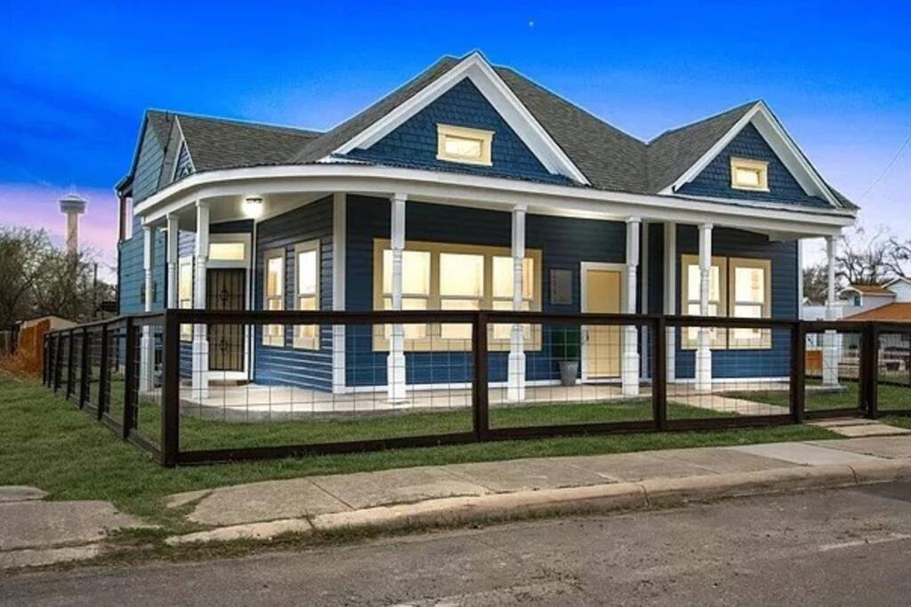 Near East Side House | Historic Downtown Oasis, Alamo dome, Riverwalk,