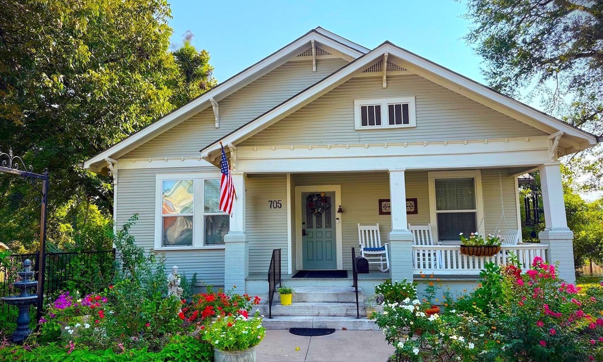 Brenham House | Historic, Downtown, Private Entrance and Full Bath
