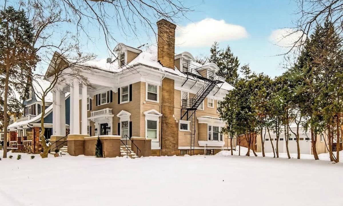 East Avenue House | Historic East Ave! Ample space for Large groups