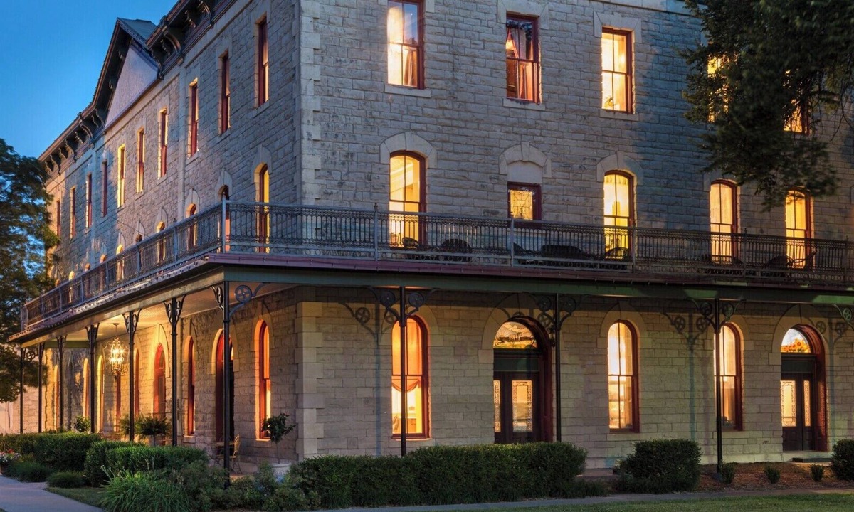 Marion Hotel | Historic Elgin Hotel