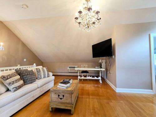 Suffield Apartment | Historic Estate Studio Loft