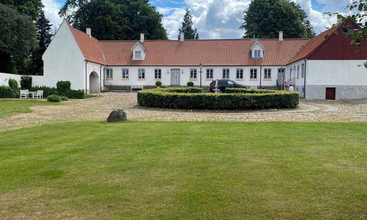 Randers House | Historic farm with church view near Randers