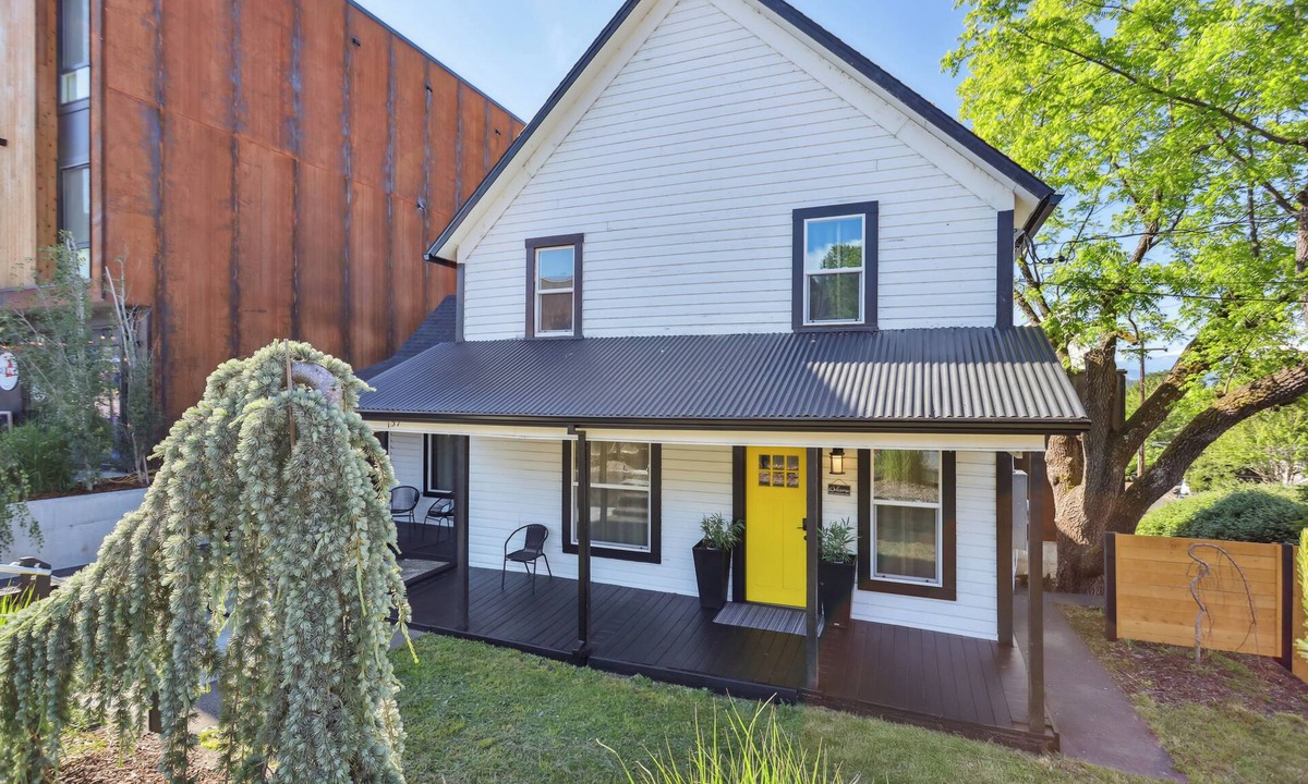 White Salmon Other | Historic farmhouse in the heart of downtown White Salmon!