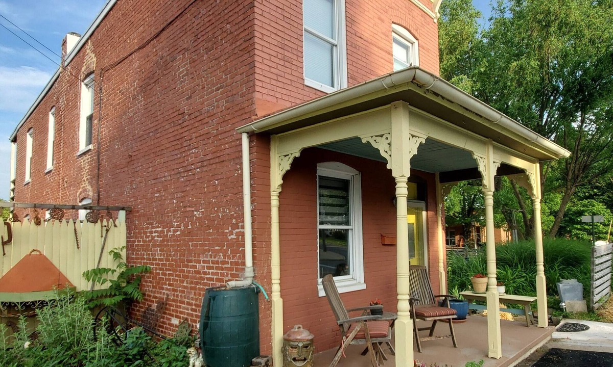 Frederick House | Historic Frederick Garden Retreat Walk to Downtown, Breweries & Carroll Creek