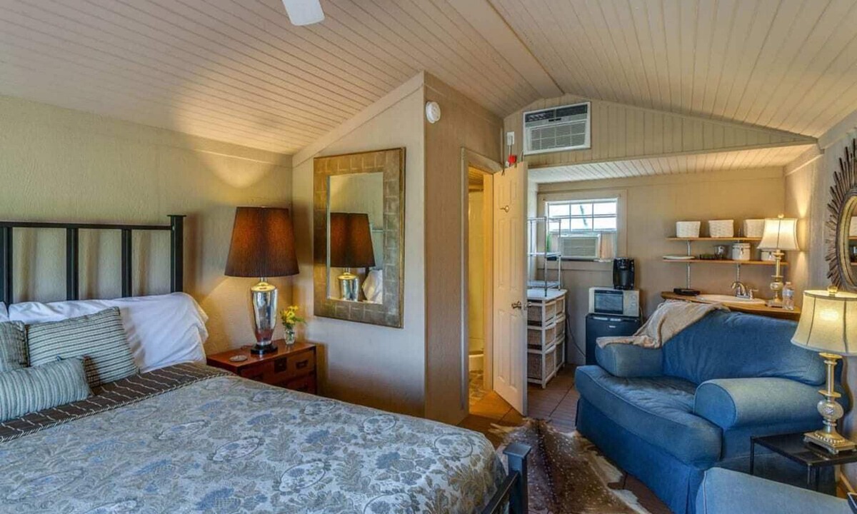 Bonham House | Historic Guest Cottage Pet-Friendly Walk to Downtown Bonham