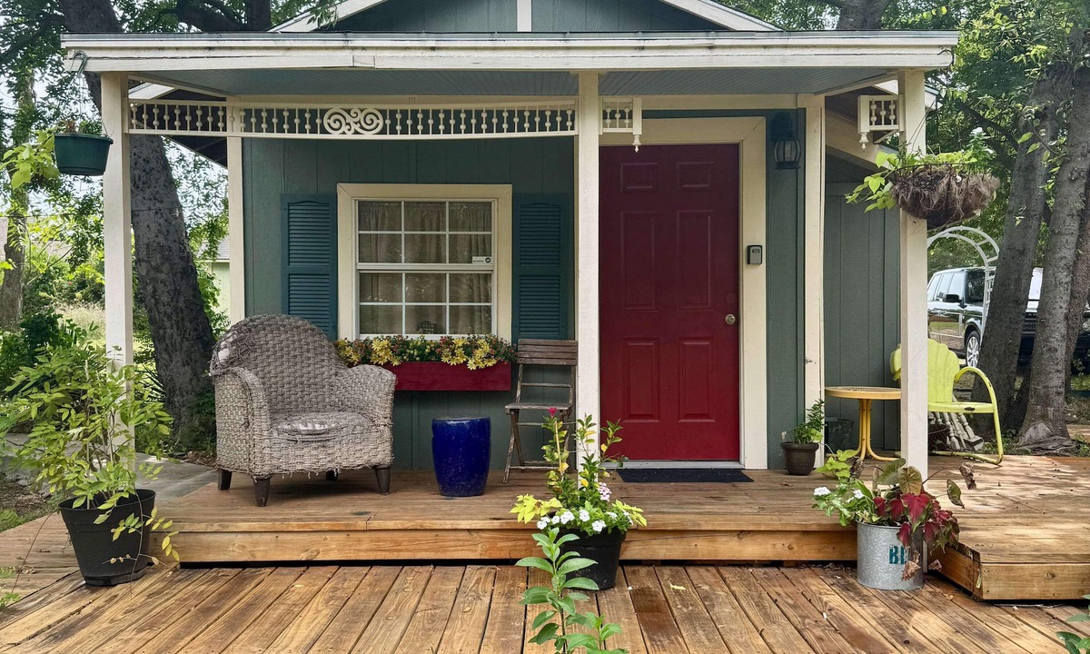 Bonham House | Historic Guest Cottage Pet-Friendly Walk to Downtown Bonham