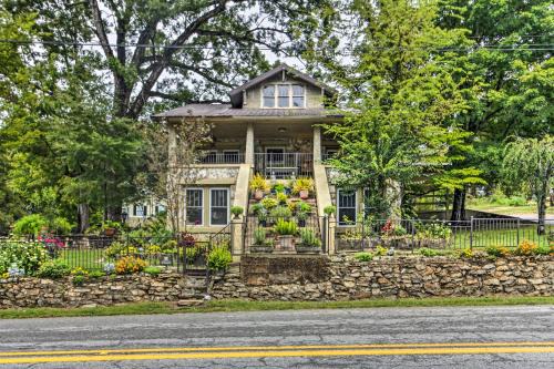 Hardy House | Historic 'Hardy House' on Main Street w/Fire Pit!