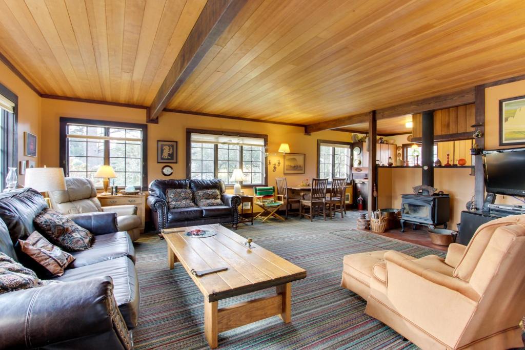 Downtown Cannon Beach House | Historic Haystack Cabin