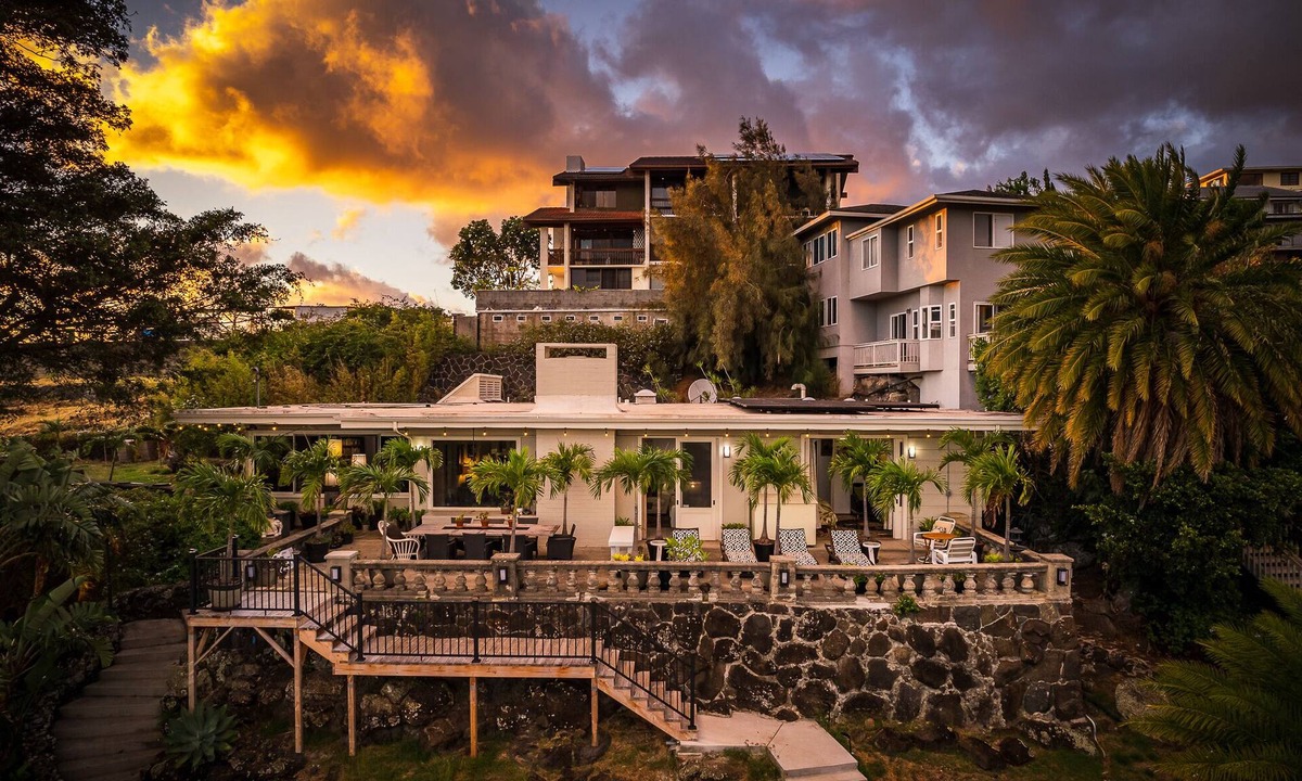 Liliha - Kapalama House | Historic Hillside Home 4 beds/4 baths