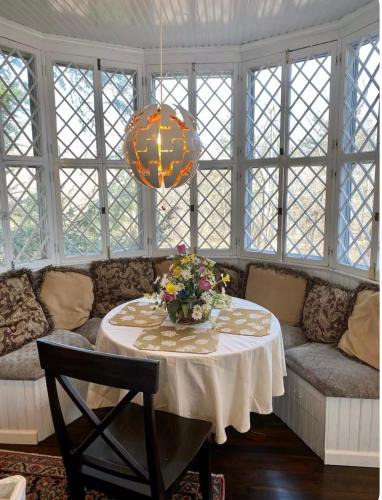 Pittsfield House | Historic Holmesdale cottage