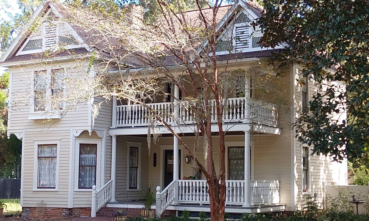 Woodbine House | Historic Home In Centrally Located Town