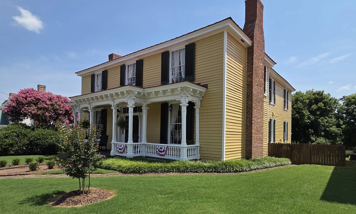Keeling House | Historic home, Sleeps 10, VIR 2 miles,Hyco lake 8 mi., Fire Pit, Historic Milton
