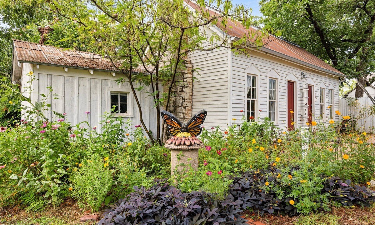 Granbury Cottage | Historic Home: Walking distance to historic square, beach, & hiking trail!