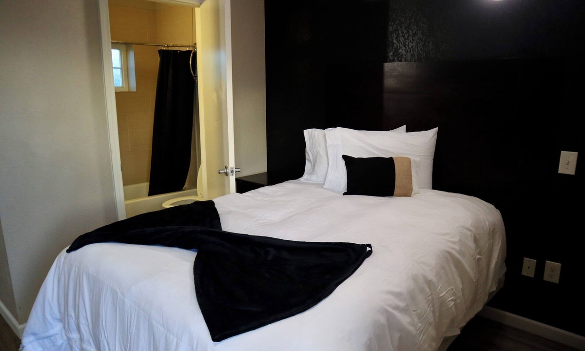 Dilley Hotel | Historic Hotel Dilley Grand- 1 Double Bed