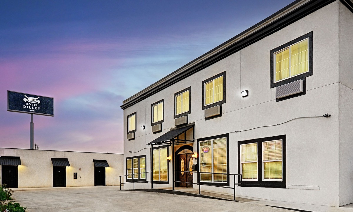 Dilley Hotel | Historic Hotel Dilley Grand- 2 Double Beds