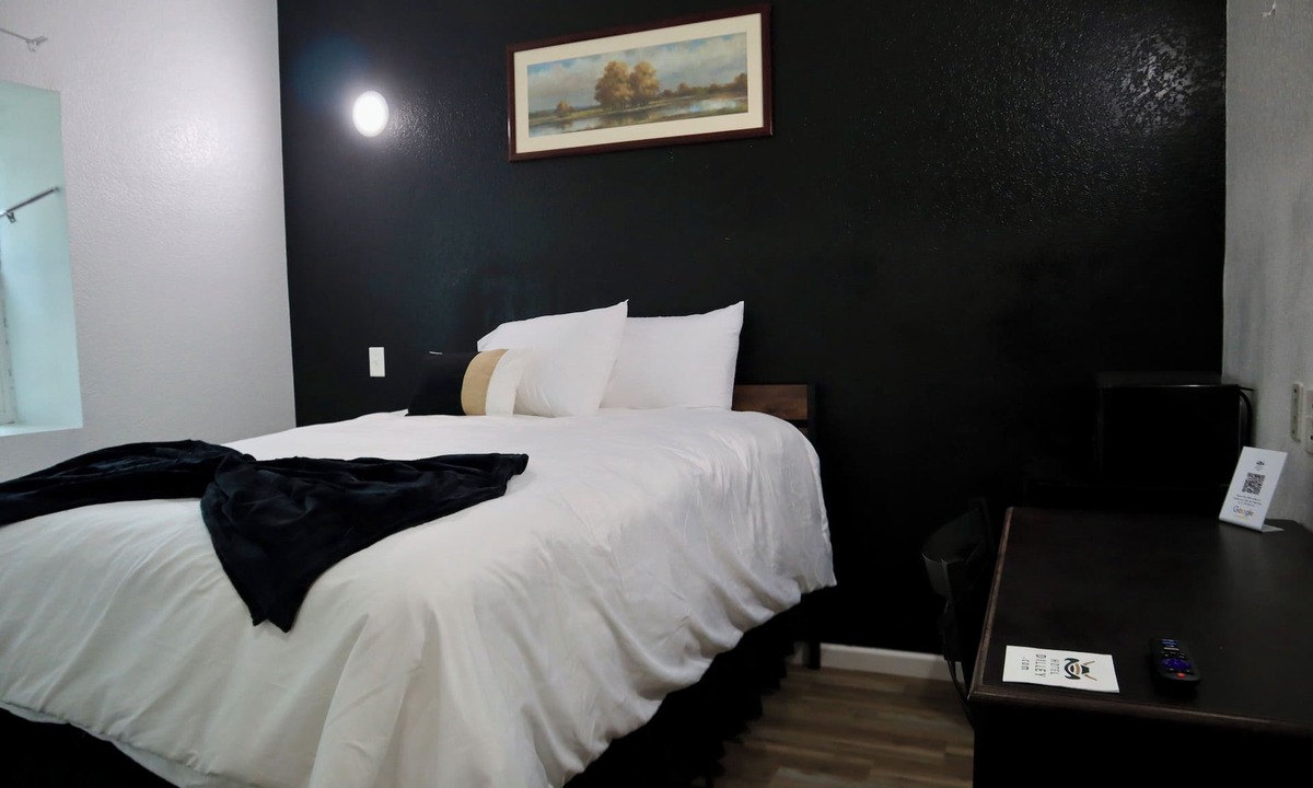 Dilley Hotel | Historic Hotel Dilley Grand- Queen ADA Bed