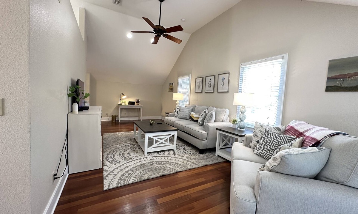 Orlando House | Historic lakefront guesthouse