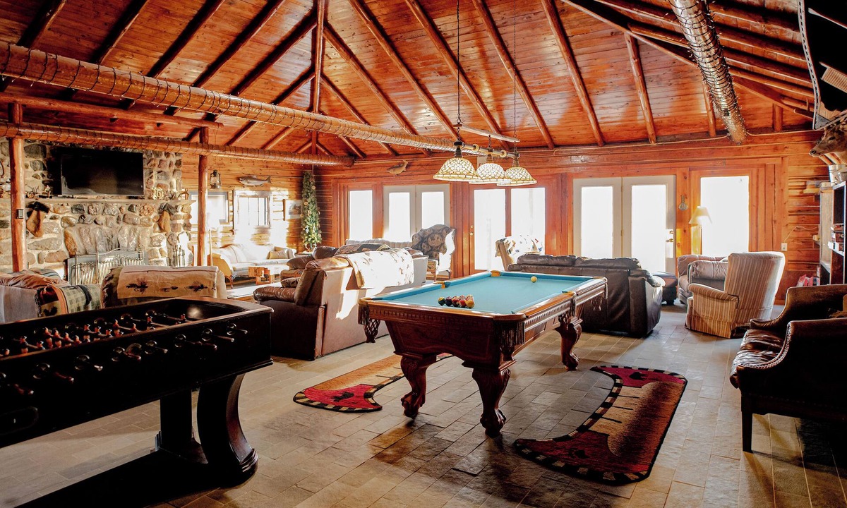 Deer River Cabin | Historic lakefront lodge with full bar, sauna, private boat ramp