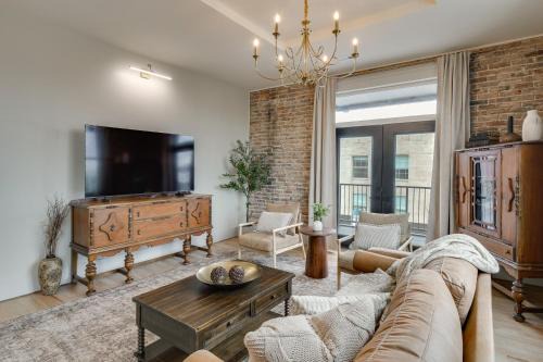 Lawrenceburg House | Historic Lawrenceburg Loft: Balcony + Square Views