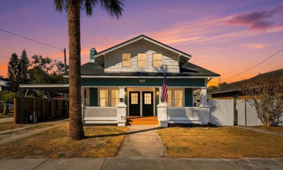 Downtown House | Historic Lemon Porch: Walk to Lake Mirror & Downtown
