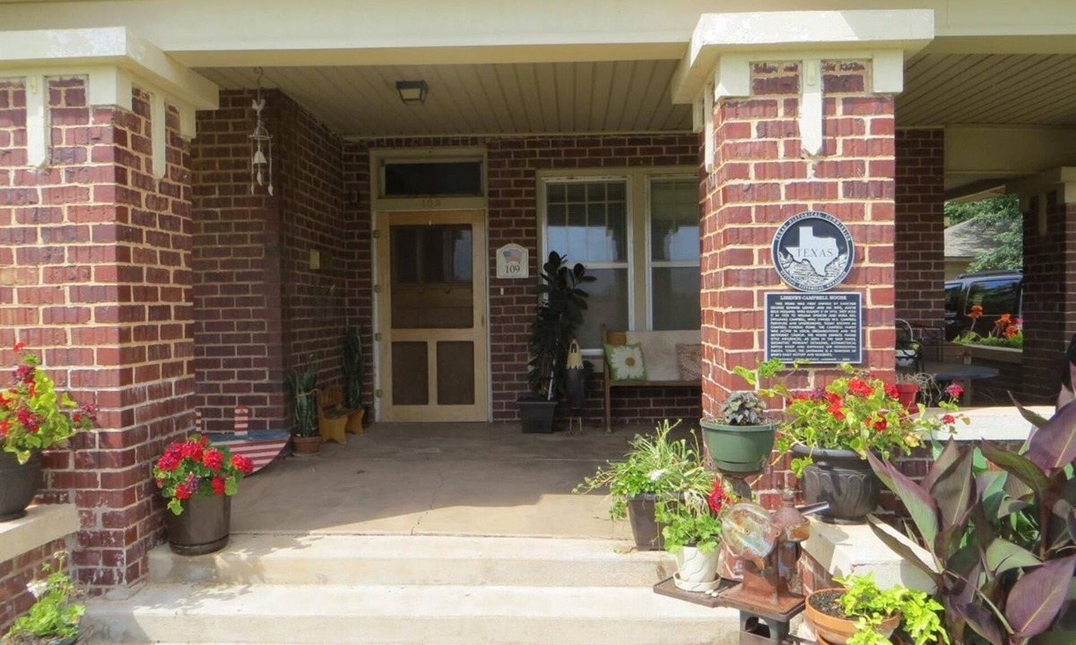 Spur Bed & Breakfast | Historic Lisenby-Campbell House; Spacious, Historic & Tastefully Updated.