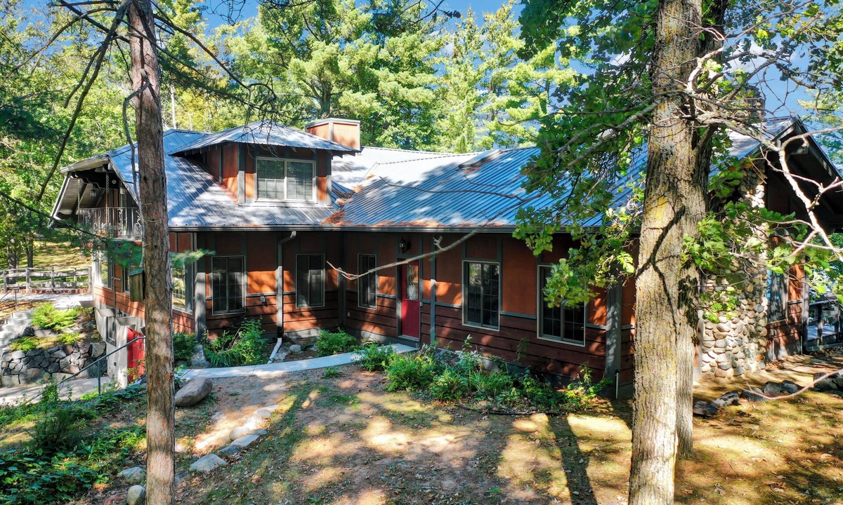 Walker Cabin | Historic Lodge on 48 Acres. 14 Beds, 4 bathrooms, accessible rooms throughout