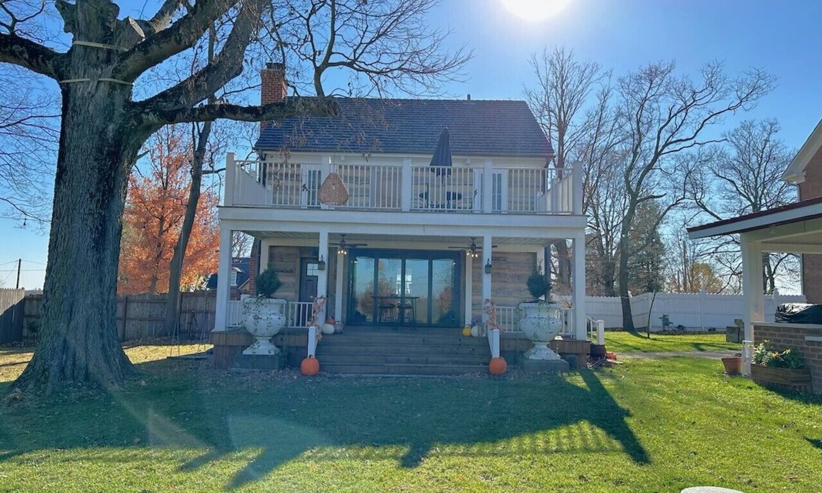 East Fultonham Cabin | Historic Log Cabin fully restored; gourmet kitchen & much more!