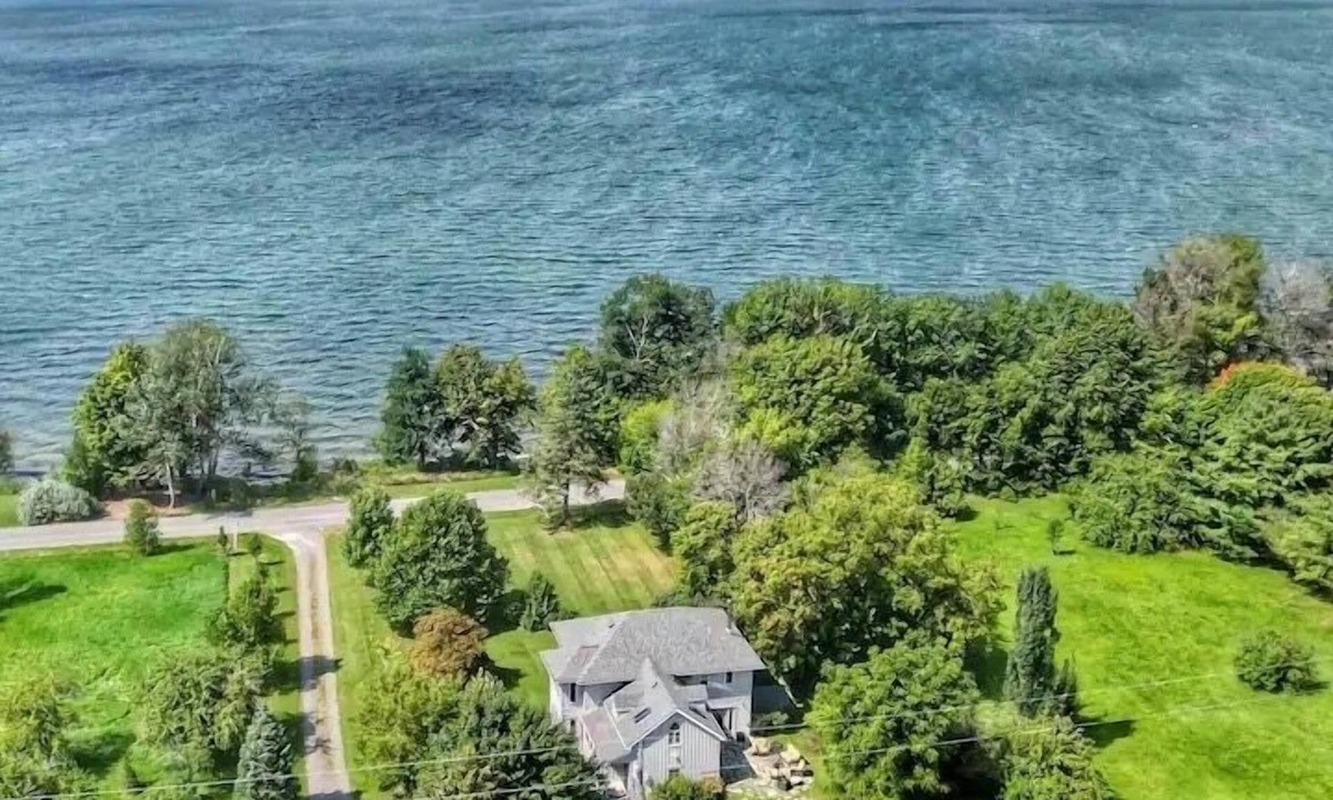 Cressy House | Historic Loyalist Lakehouse Quiet Waterfront Escape 3.5 Acres & 300’ Shore!