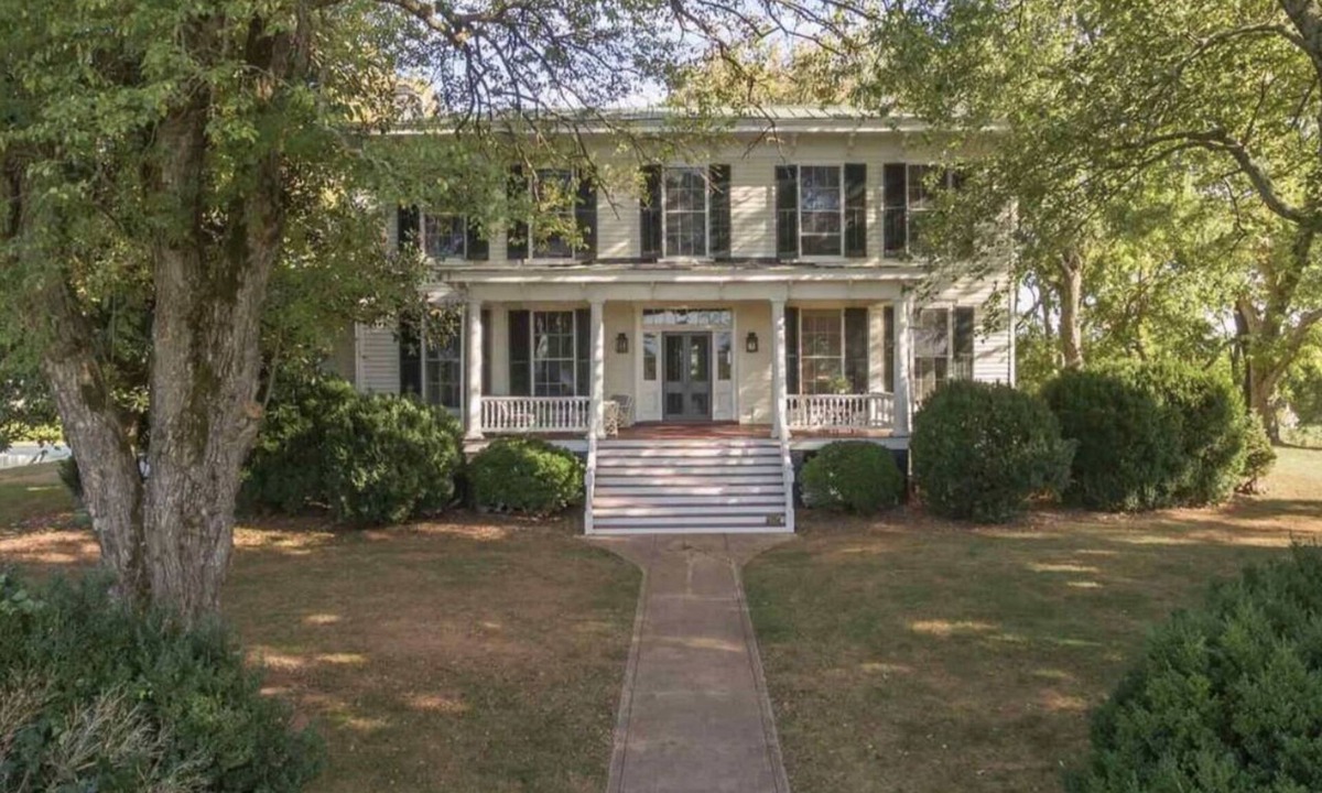 Oakpark House | Historic Manor House with Beautiful Pool and Mountain Views