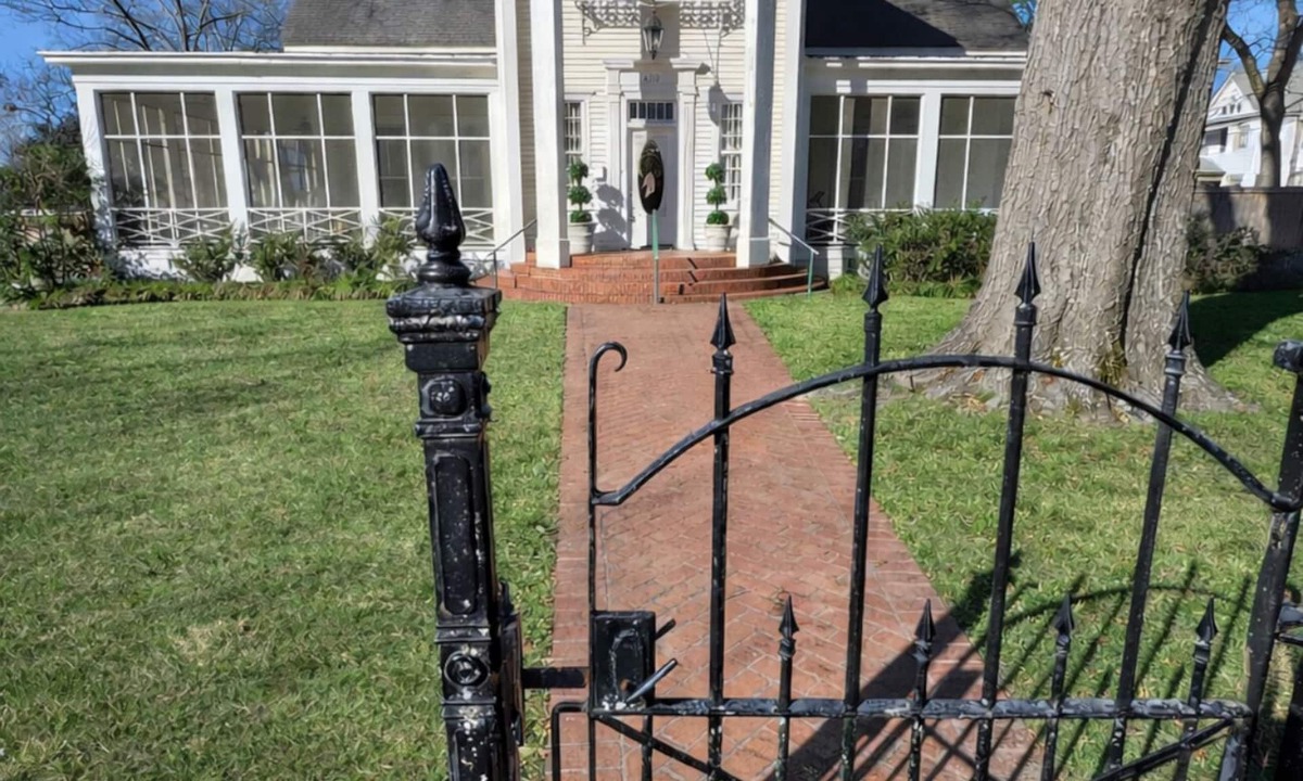 Magnolia House | Historic Mansion Stay Near SAU & Square