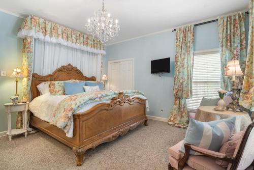 Fort Smith House | Historic Mansion-Treasured Mist suite