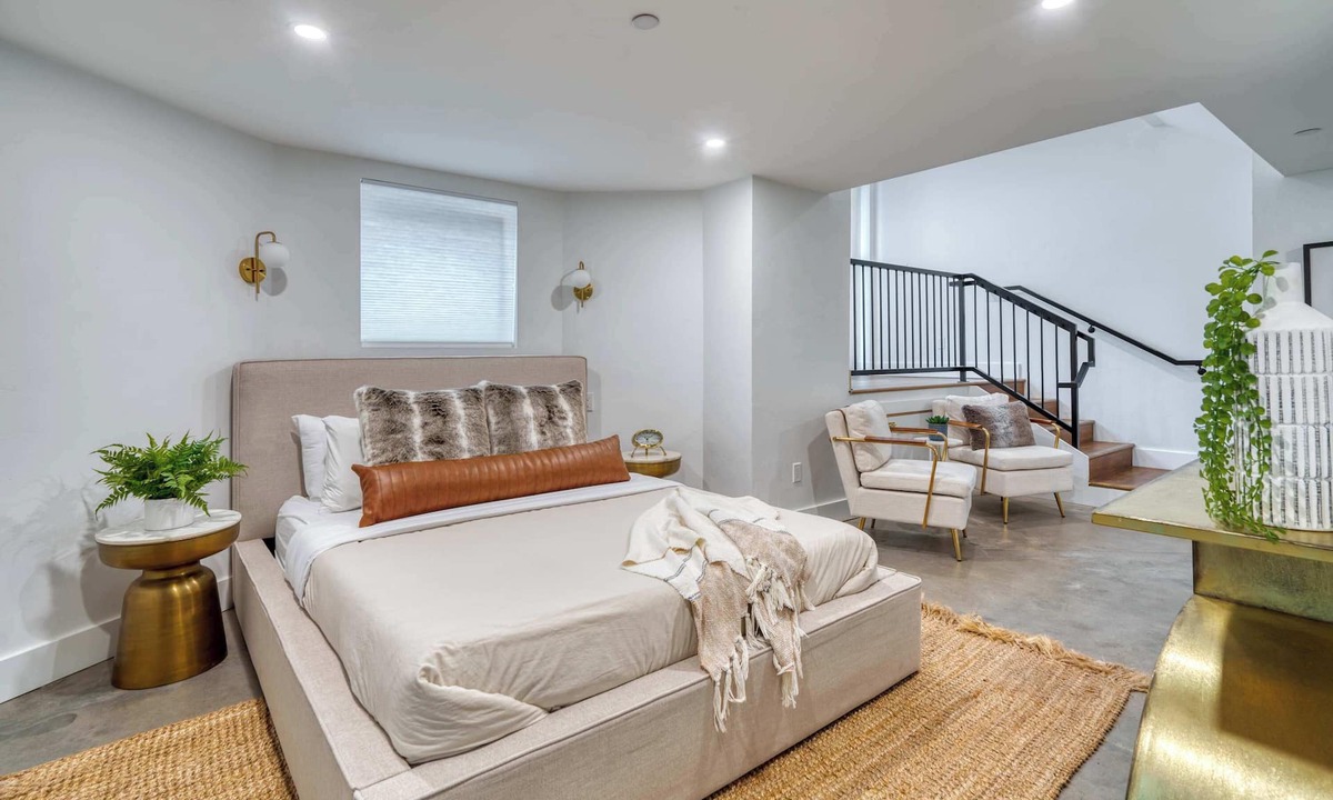 Alphabet Historic District Apartment | Historic Nob Hill 2BR | Prime Walkable Spot