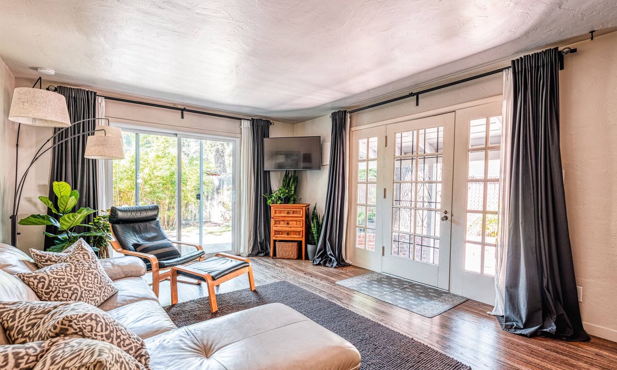 West Sacramento Apartment | Historic Oaks Hideaway-Great Location w/ Yard